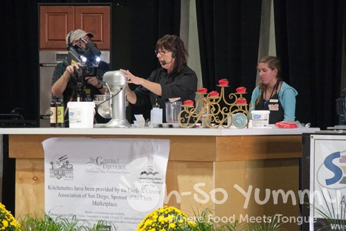 Ro Zinninger cupcake demo at The Gourmet Experience 2011 Ro Zinninger cupcake demo at The Gourmet Experience 2011