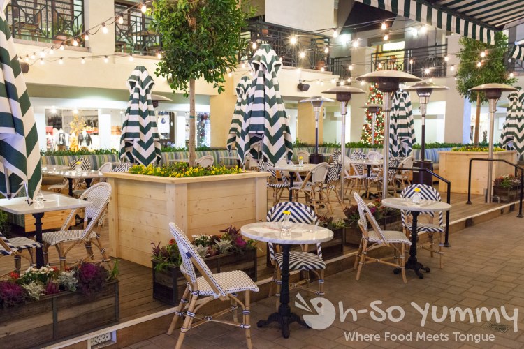 outdoor patio seating at Flower Child (Flower Hill Promenade) in Del Mar outdoor patio seating at Flower Child (Flower Hill Promenade) in Del Mar
